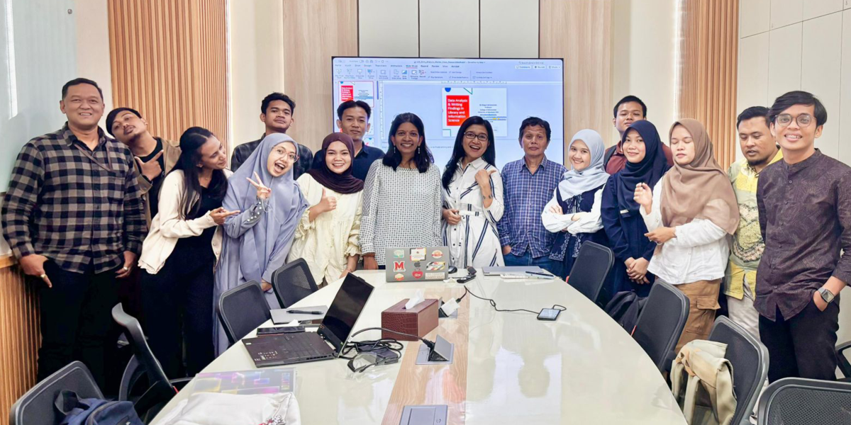 Dr. Subramaniam and the students in Universitas Gadjah Mada (UGM’s) Master of Information Management (MIP) program